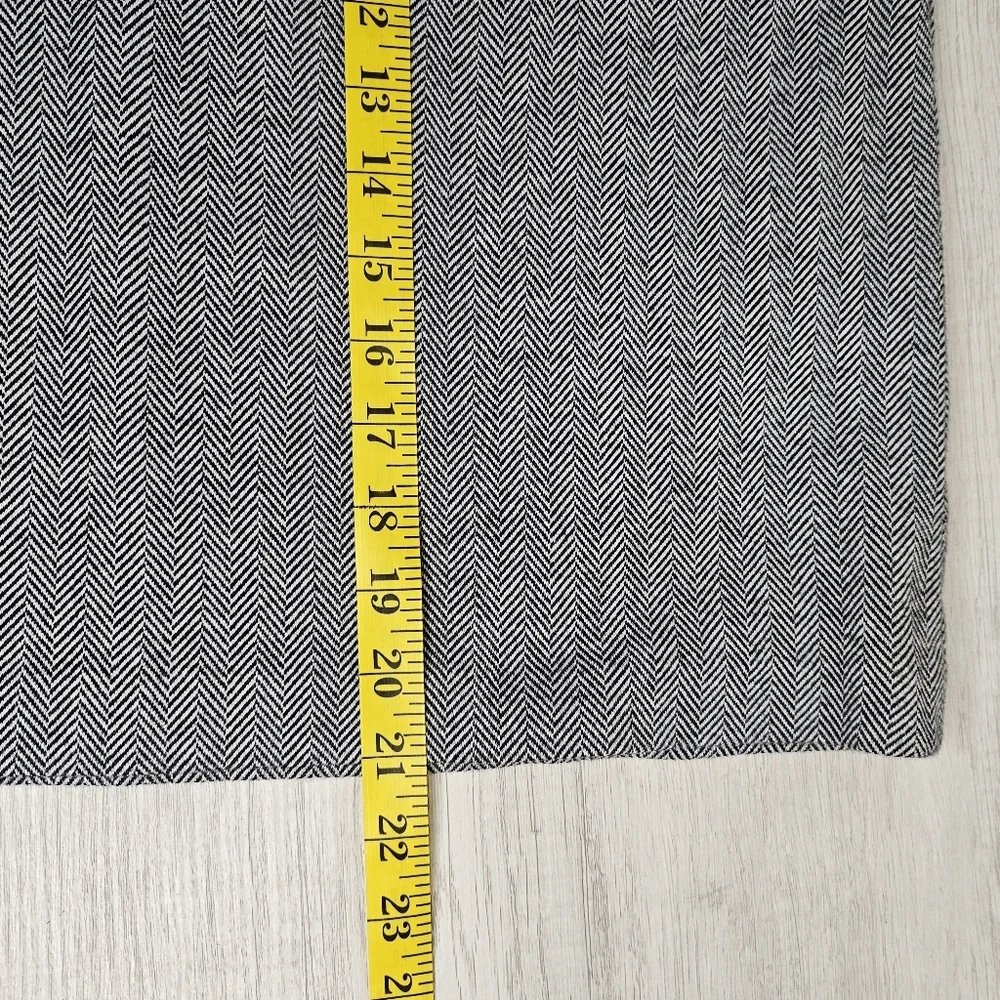 Talbots Gray Skirt Size 2 Tonal Herringbone Side Zip Faux Pockets Classic Chic